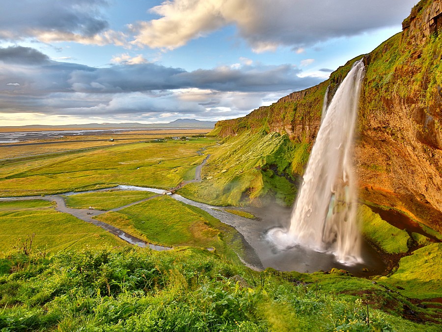 Z island. Сельяландсфосс Исландия. Сельяландсфосс внутри. Водопад Сельяландсфосс Исландия самые красивые картинки. Сельяландсфосс достопримечательности Европы фото.